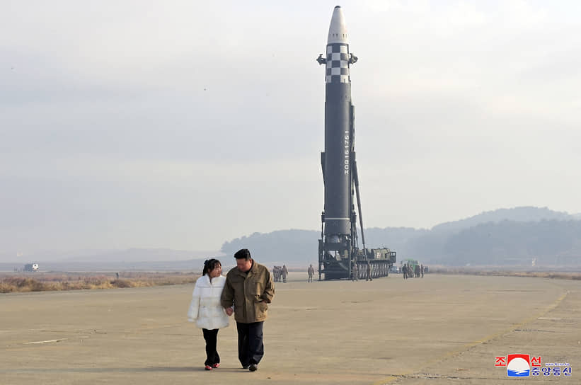 Лидер КНДР Ким Чен Ын с дочерью