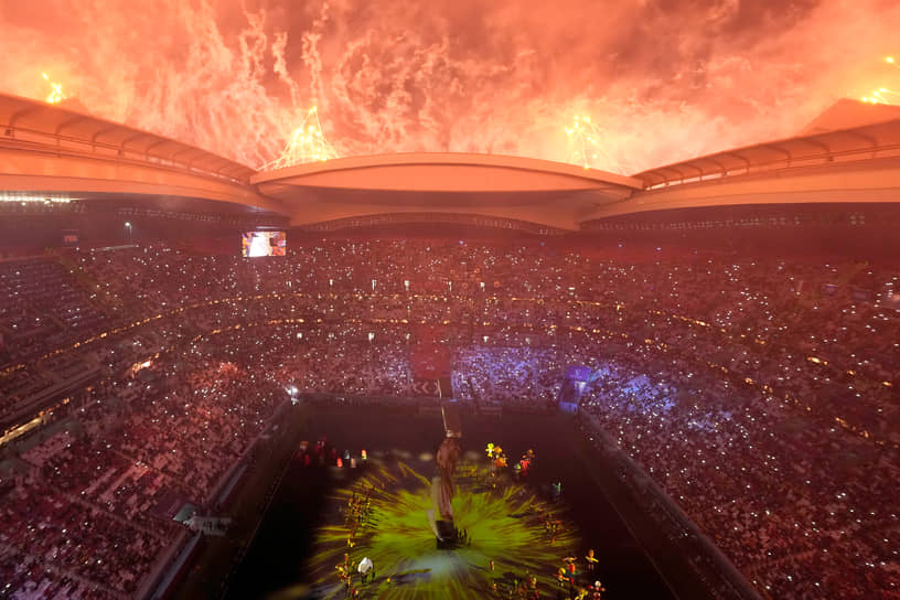 Фейерверк на стадионе во время церемонии открытия