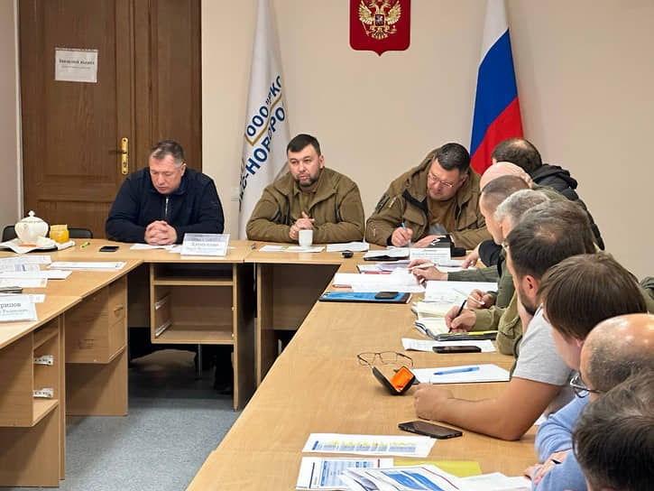 Марат Хуснуллин (слева)  на встрече с врио главы ДНР Денисом Пушилиным (в центре)