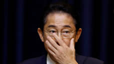 Премьер Японии извинился за отставку третьего подряд министра