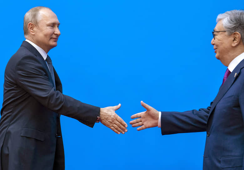 Владимир Путин (слева) и Касым-Жомарт Токаев 