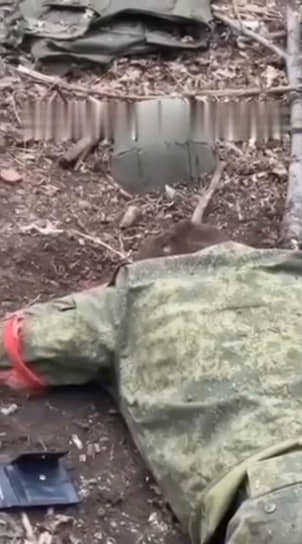 Стоп-кадр из видео. Российские военные используют красные повязки как опознавательные знаки.  