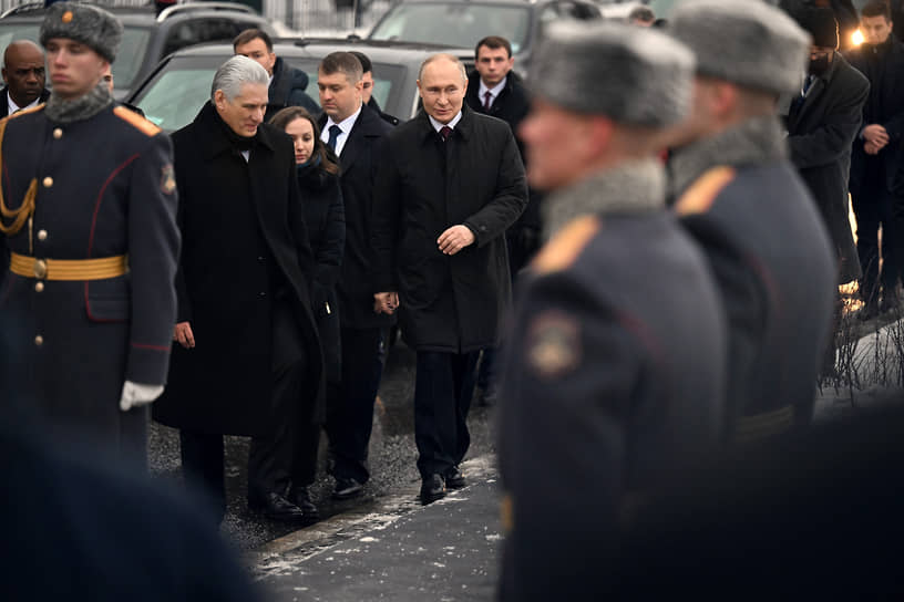 Президент России Владимир Путин (в центре) и президент Кубы Мигель Диас-Канель Бермудес (второй слева) 
