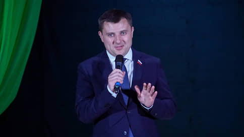 Воронежский депутат из вирусного видео о новогодней елке заявил, что не смог ответить на вопросы из-за волнения