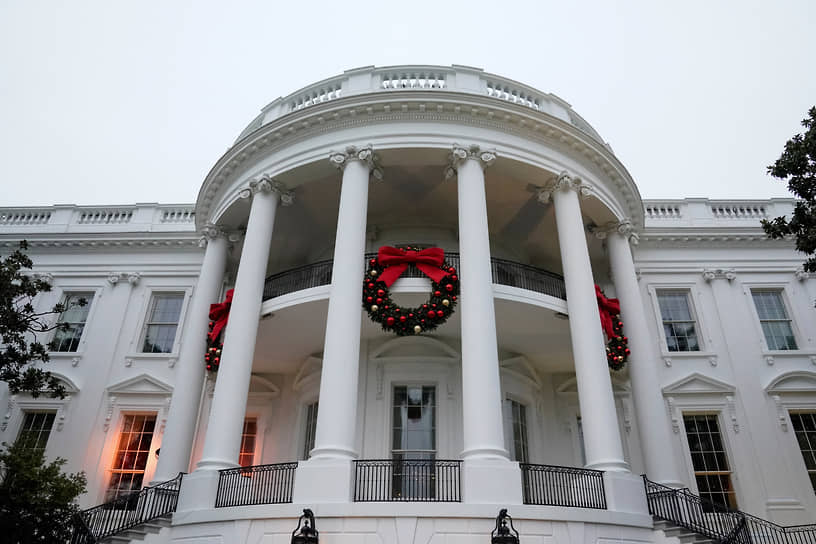 Рождественские венки украшают фасад Белого дома в Вашингтоне