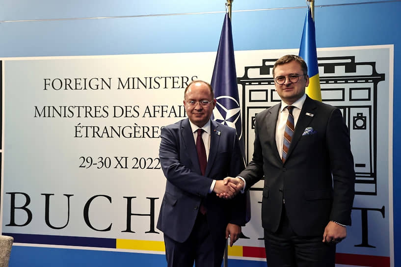 Министр иностранных дел Румынии Богдан Адреску (справа) встретился с украинским коллегой Дмитрием Кулебой