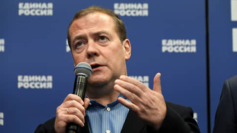 Медведев пообещал обсудить с ЦБ перевод гривен в рубли в России