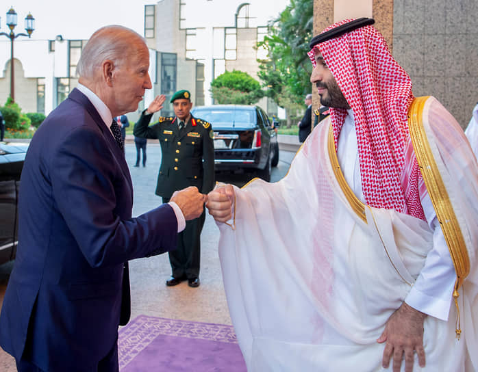 Джо Байден (слева) и саудовский принц Мохаммед бен Сальман