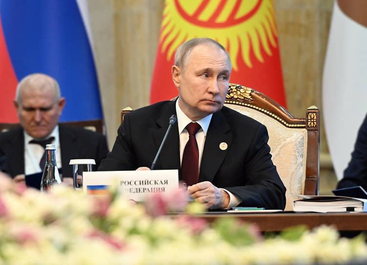 Президент России Владимир Путин (слева) во время заседания