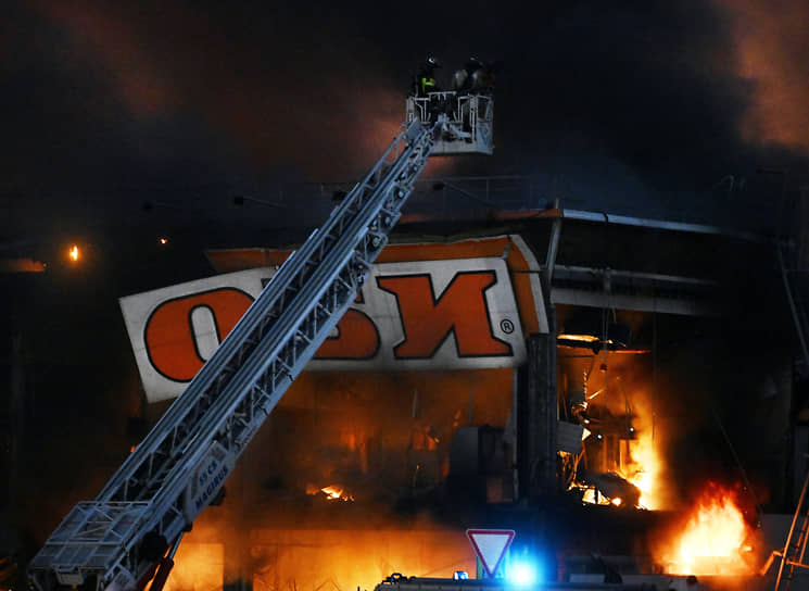По данным МЧС, сигнализация сработала в 5:58 утра. Возгорание началось в гипермаркете OBI в ТЦ «Мега Химки»