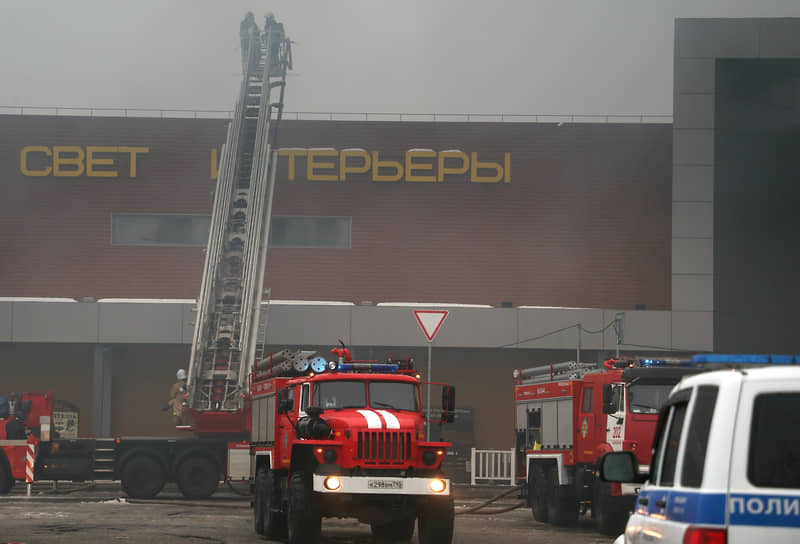 Пожар на территории торгового центра «Стройтракт»