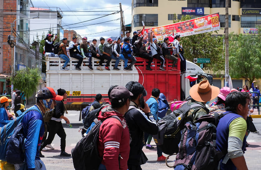 Члены общин коренных народов и фермеры на марше протеста в Куско