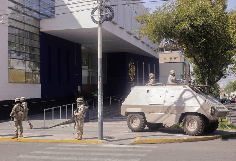 Военные стоят на страже у здания прокуратуры в Арекипе во время протестов 