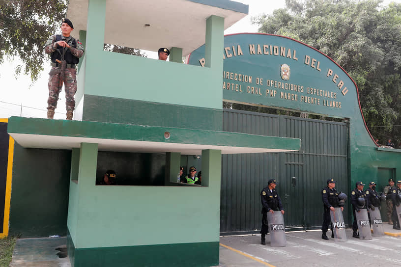 Полицейские стоят возле тюрьмы в Лиме, где находится Педро Кастильо