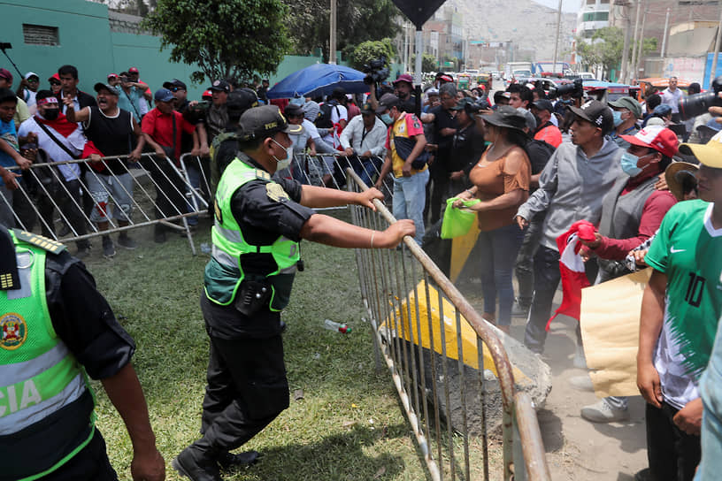 Люди у барьеров около тюрьмы Педро Кастильо в Лиме 
