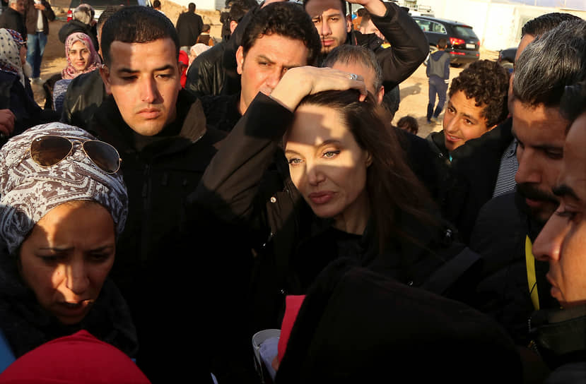 Анджелина Джоли в лагере сирийских беженцев в Иордании в 2018 году