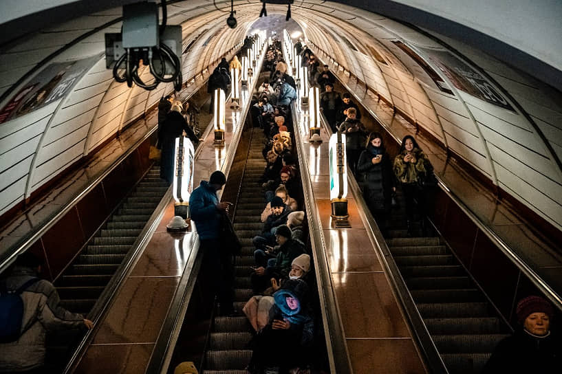 Люди в киевском метро 