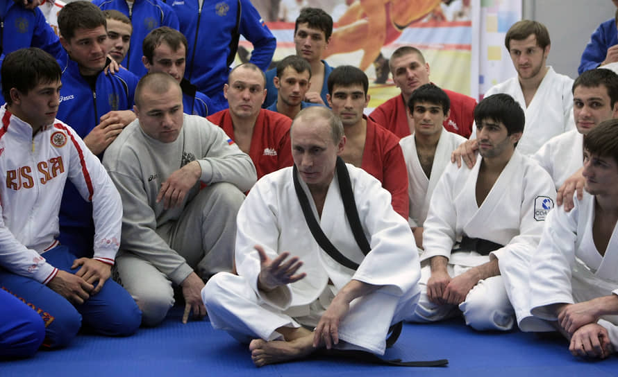Владимир Путин (в центре) во время посещения физкультурно-оздоровительного комплекса «Московский» в 2010 году

