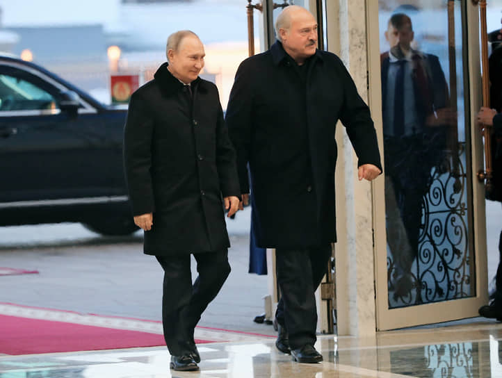 Владимир Путин (слева) и Александр Лукашенко во время встречи