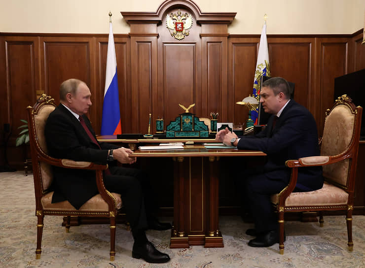 Президент России Владимир Путин (слева) и временно исполняющий обязанности главы Луганской Народной Республики Леонид Пасечник (справа) во время рабочей встречи в Кремле.