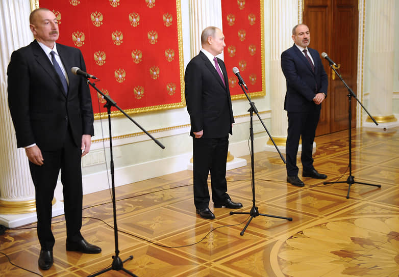 Слева направо: президент Азербайджана Ильхам Алиев, президент России Владимир Путин и премьер-министр Армении Никол Пашинян 