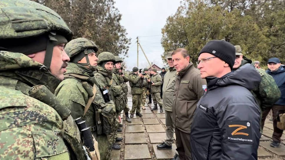 Андрей Турчак (второй справа) и Сергей Кириенко на встрече с военными