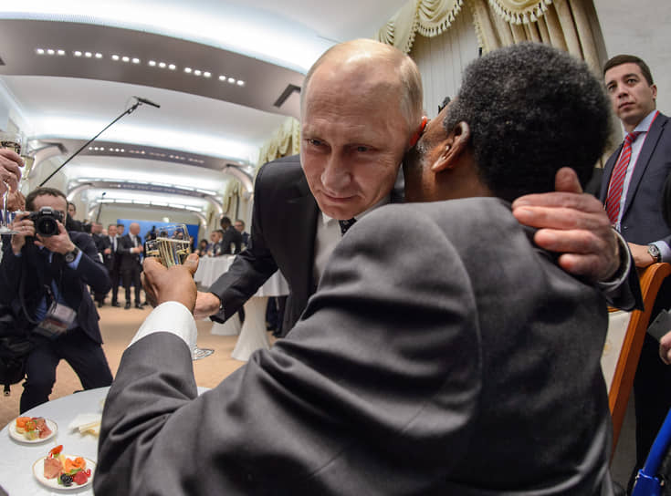  Владимир Путин и Пеле во время встречи в 2017 году 