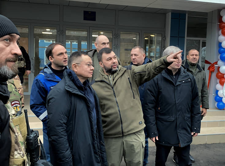 Врио главы ДНР Денис Пушилин (в центре) и Ирек Файзуллин на торжественной церемонии открытия школы №27 в Мариуполе 25 декабря