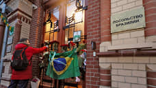 После смерти Пеле к посольству Бразилии в Москве несут цветы