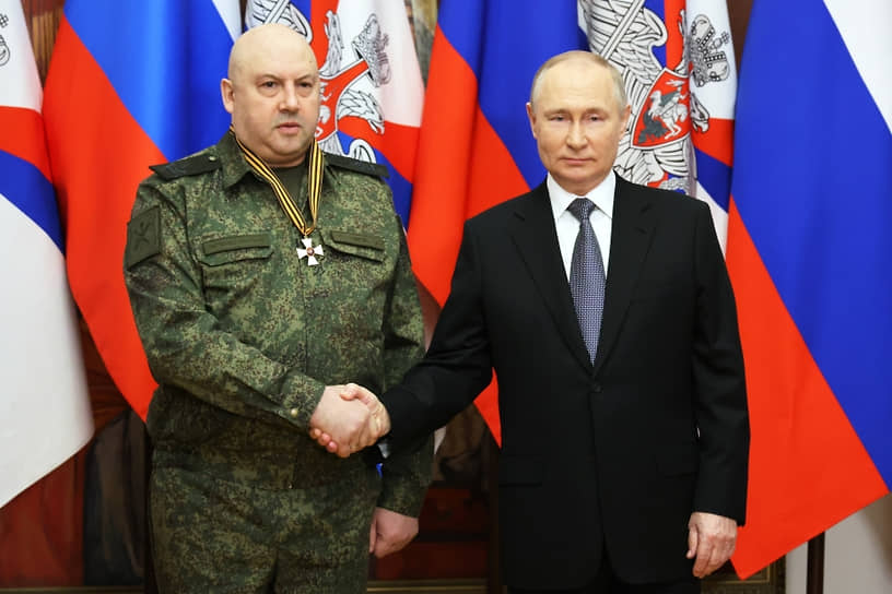 Президент России Владимир Путин (справа) и генерал Сергей Суровикин