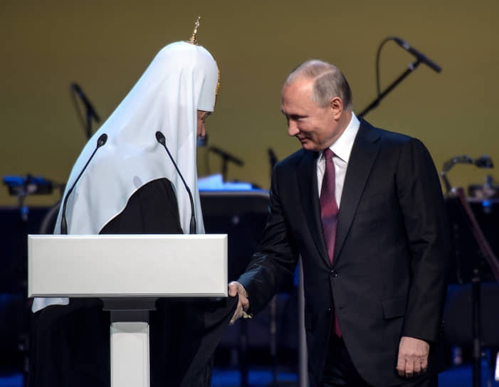 Владимир Путин (справа) и патриарх Кирилл