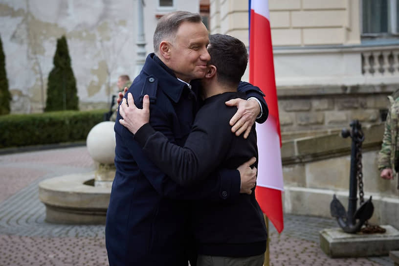 Президент Польши Анджей Дуда с президентом Украины Владимиром Зеленским во время поездки во Львов
