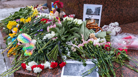 В Петербурге вновь образовался стихийный мемориал погибшим в Днепре у памятника Тарасу Шевченко