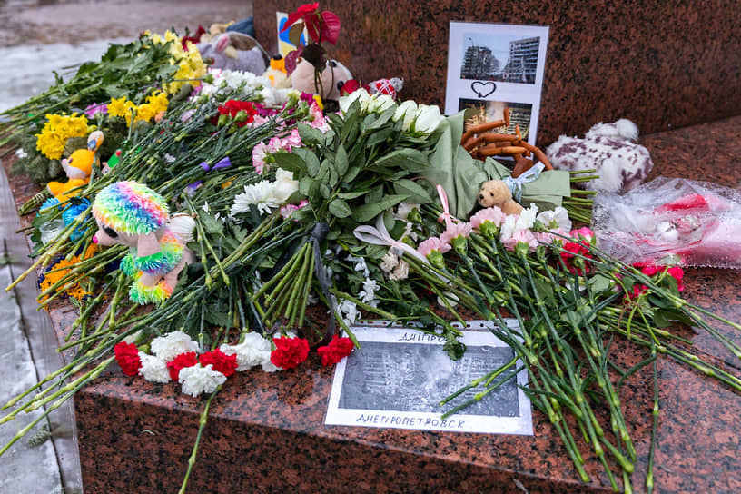 Цветы у памятника Тарасу Шевченко в Санкт-Петербурге, 19 января