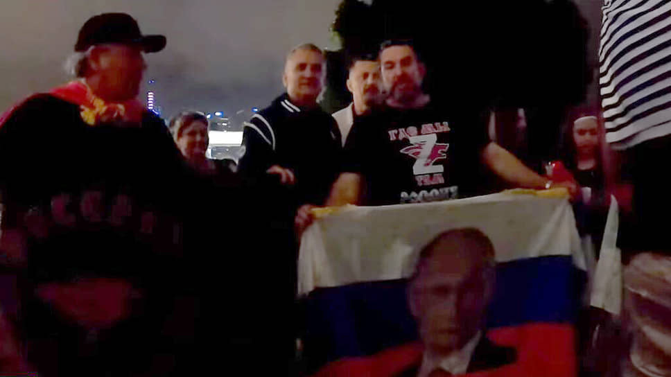 Срджан Джокович позирует с российскими болельщиками в Австралии