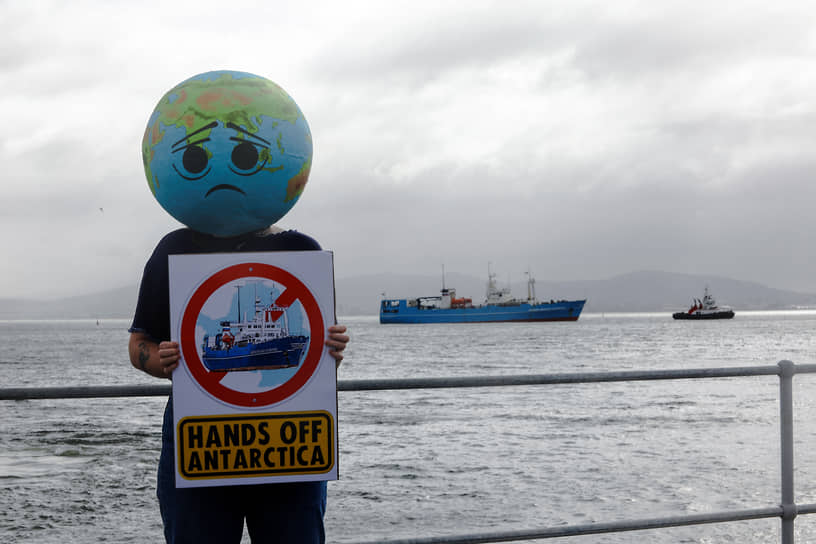 Протестующие против разведки ископаемых в Антарктике