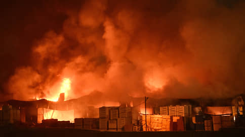 Строительный рынок горит в подмосковном Красногорске на площади 2,1 тыс. кв. м