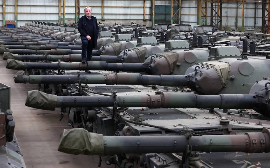 Глава частной бельгийской компании по продаже оружия OIP Фредди Верслуйс среди танков Leopard 1