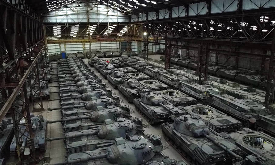 Десятки танков Leopard 1 и другой бронетехники немецкого производства на складе в бельгийском городе Турнэ