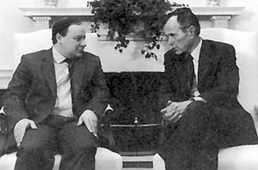 Егор Гайдар (слева) и Джордж Буш в 1992 году