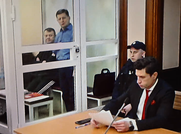 Сергей Фургал (второй слева) во время заседания суда