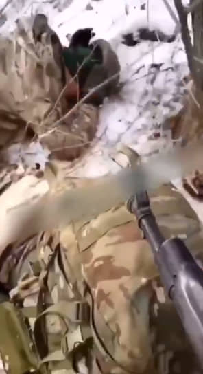 Видео предположительного расстрела российского пленного украинским военным