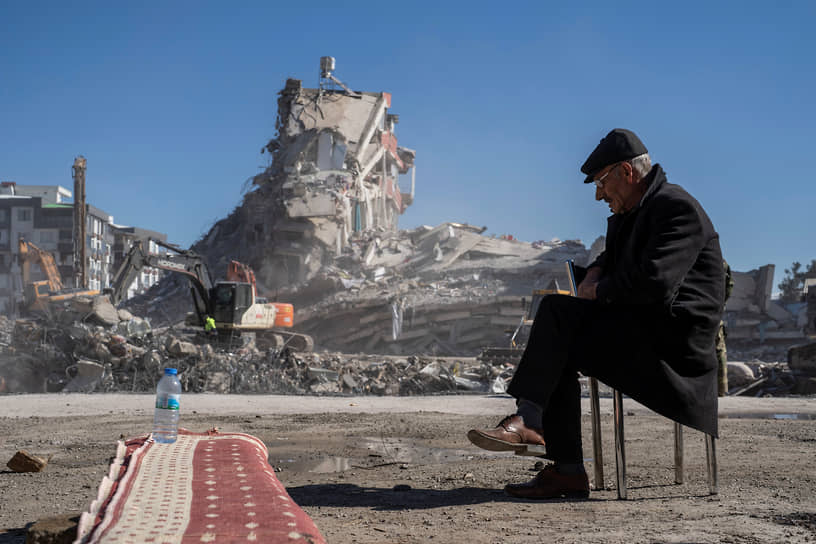 Мужчина на фоне разрушенного города Нурдагы