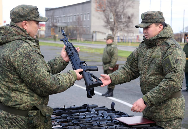 Мобилизованный военнослужащий получает новый автомат Калашникова АК-12
