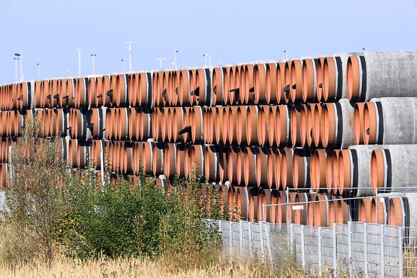 Неиспользуемые трубы газопровода «Северный поток — 2» в Балтийском море в Мукране, Германия, 30 сентября 2022 года