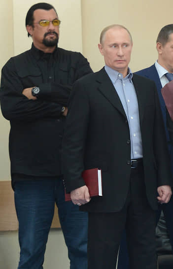 Стивен Сигал (слева) и Владимир Путин в 2013 году