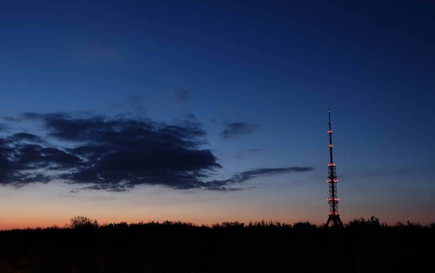 Харьковская телебашня на закате в 2017 году 