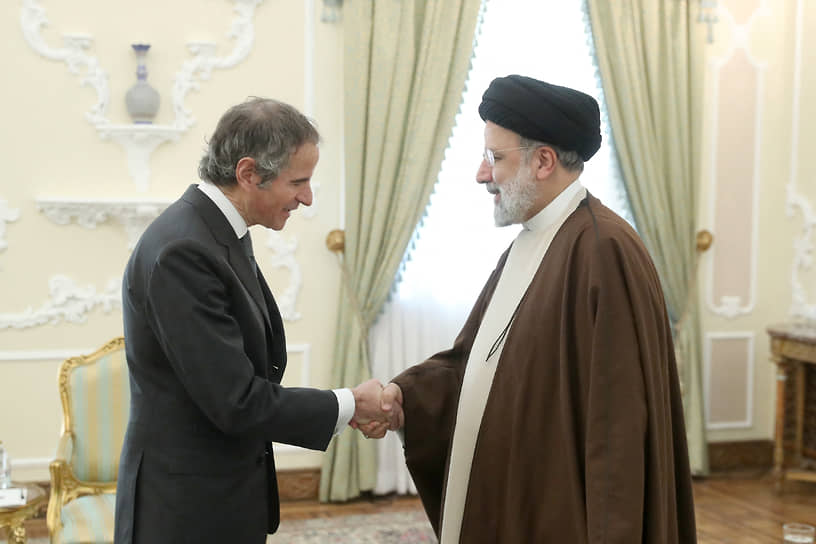 Глава МАГАТЭ Рафаэль Гросси (слева) и президент Ирана Эбрахим Раиси