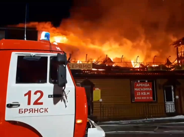 Пожар в комплексе зданий с гостиницей и кафе в Брянской области