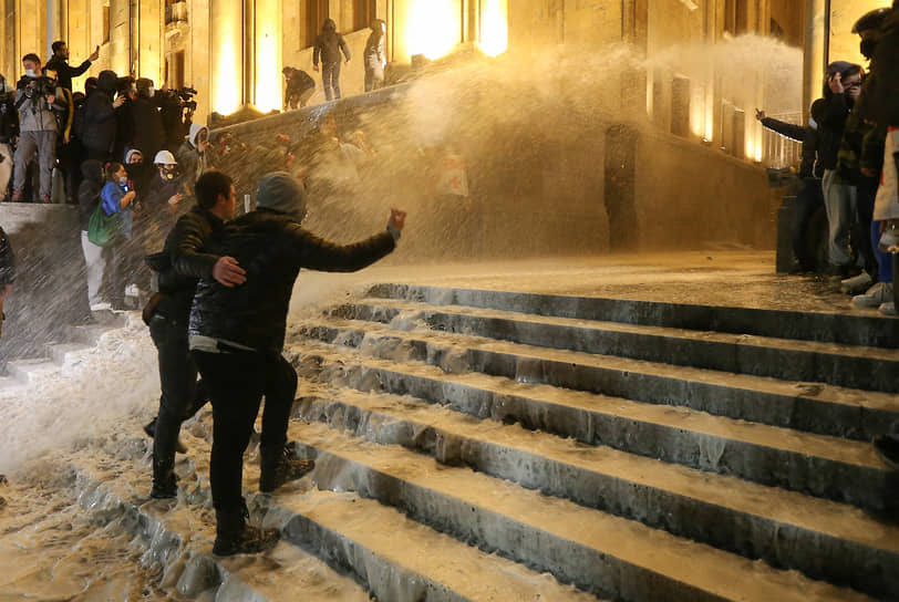 Полиция использует водометы для разгона протестующих у здания парламента во время митинга, Тбилиси 